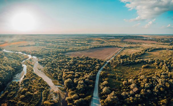 Verão paisagem rural, vista aérea, Floresta e rio de voo drone
. - Foto, Imagem