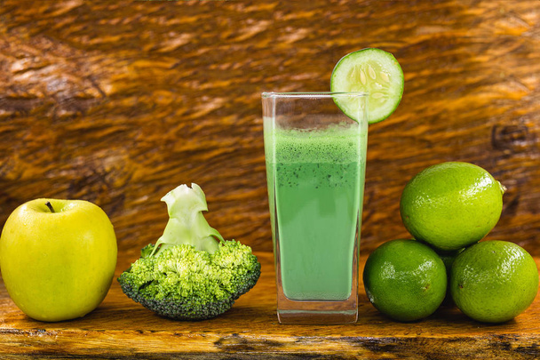 Green Juice Detox, pot met groene gezondheid smoothie, boerenkool bladeren, limoen, appel, sla. Kopieer ruimte RAW, veganistisch, vegetarisch, alkalisch voedsel concept. Gezond leven. - Foto, afbeelding