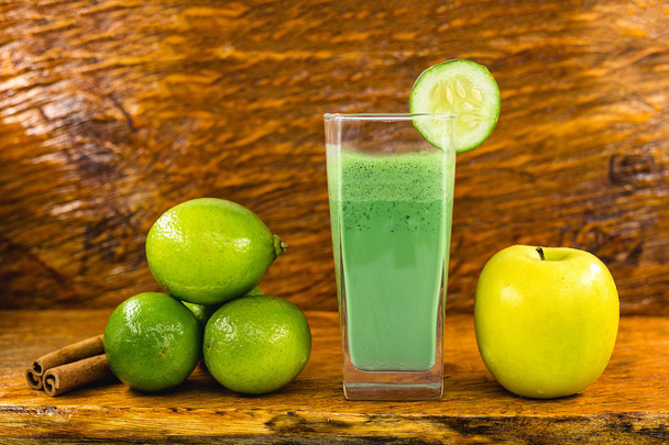 Zöld smoothie a sötét fa háttér. Egészséges smoothie gyógynövény koktél. Zöldséges gyümölcsök és zöldségek. Egészséges táplálkozás és táplálkozás koncepció. - Fotó, kép