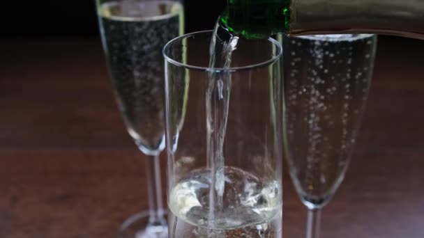 Průhledné sklo šampaňského s bublinou. - Záběry, video
