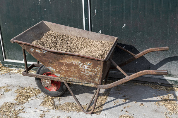 Velho carrinho de mão com alimentação
 - Foto, Imagem