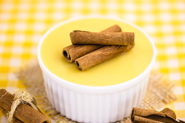 Curau tatlısı. Brezilya tatlı mısır, ahşap bir arka plan üzerinde tarçın ile mısır mus. Tipik Brezilya tatlısı, Haziran partisinin tatlısı. Tatlı, canjica veya Jimbel - Fotoğraf, Görsel