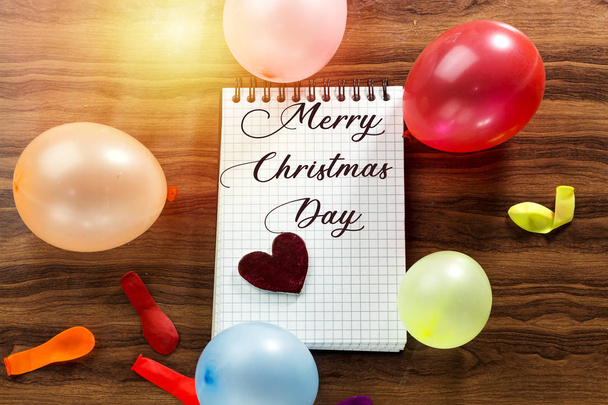 Счастливого Рождества на ноутбуке и разноцветные шарики с неоновым светом для праздников
 - Фото, изображение