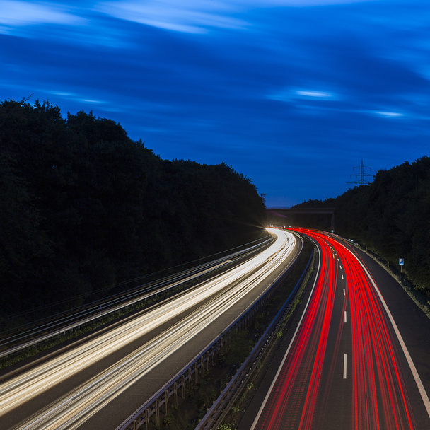 dlouhá doba expozice dálnici cestovní auto světlé stezky pruhy světla highway elektřiny pylonu oblohy - Fotografie, Obrázek