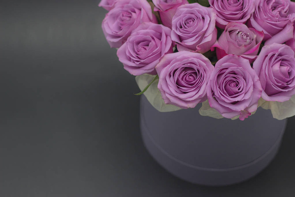 roses in a hat box on a dark background isolated - Valokuva, kuva