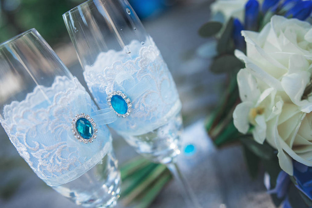 Hochzeitsweinglas mit Hochzeitsblumen - Foto, Bild