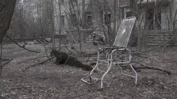 Horror von Tschernobyl. Medizinstuhl vor dem zerstörten Krankenhaus - Filmmaterial, Video
