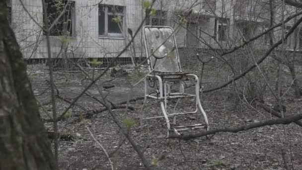Oude genicologische stoel buiten de hispital in Tsjernobyl-stad - Video