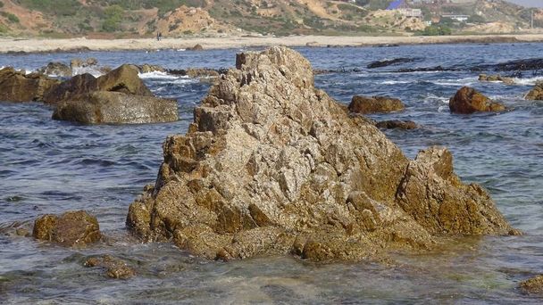 Kayalık plaj ve doğanın peyzajı - Fotoğraf, Görsel