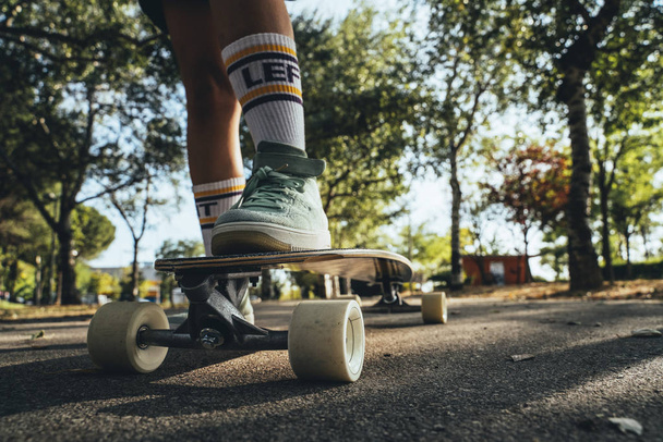 Nohy dospívající dívka s longboard - Fotografie, Obrázek