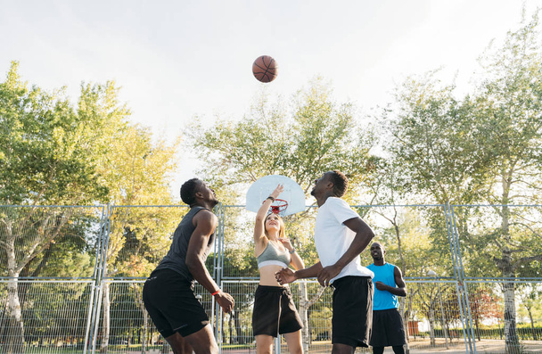 Έφηβος ομάδα που διασκεδάζει παίζοντας μπάσκετ - Φωτογραφία, εικόνα