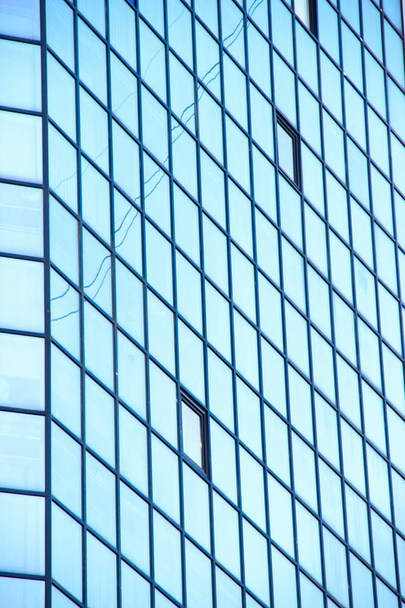 ein Bürohochhaus mit blauen Glasfenstern - Foto, Bild