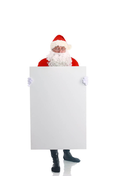 Real Santa Claus llevando una gran bolsa llena de regalos, aislada sobre fondo blanco
. - Foto, Imagen
