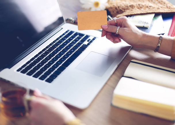 Fiatal nő hitelkártyával és laptoppal. Online vásárlási koncepció - Fotó, kép