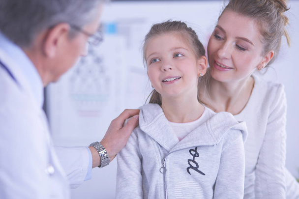 Menina com sua mãe em um médico em consulta - Foto, Imagem