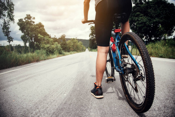 Ποδηλάτης άνθρωπος αγωνιστικά ποδήλατο υπαίθρια - Φωτογραφία, εικόνα