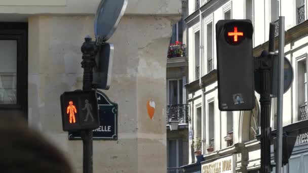 Paris, Franciaország-május 2019: Red (zöld) jelzőlámpa a gyalogos. A közlekedési lámpa az embereknek. - Felvétel, videó