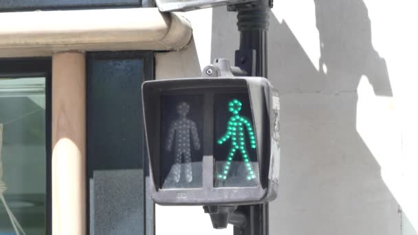 París, Francia - Mayo 2019: semáforo rojo (verde) para un peatón. Un semáforo para las personas
. - Metraje, vídeo