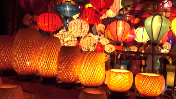 Close Up talloze Oosterse lampen worden verlicht op een feestelijke avond in Vietnam. Mooi shot van kleurrijke lantaarns tijdens de viering van de volle maan in Hoi An. Idyllic schot van talrijke traditionele verlichting - Video