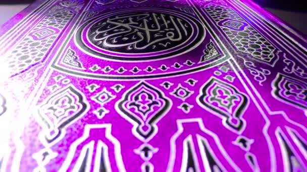 Koránu na tmavém pozadí, zblízka. Islám. Náboženství - Záběry, video