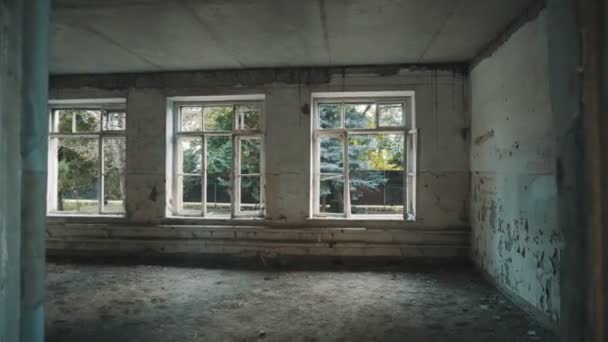 Spaziergang durch ein verlassenes Gebäude - Filmmaterial, Video