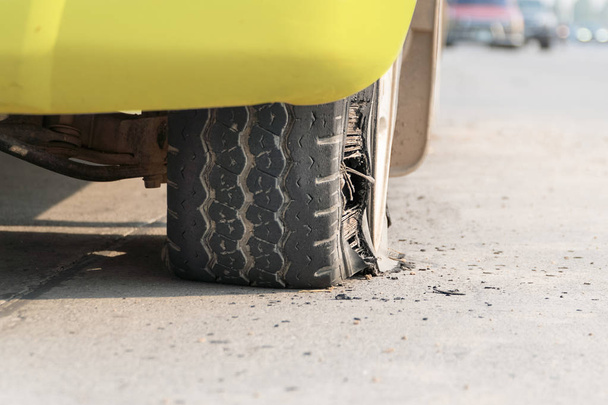 pneu estourado na estrada
 - Foto, Imagem