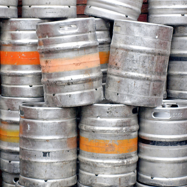 Barriles de cerveza
 - Foto, Imagen