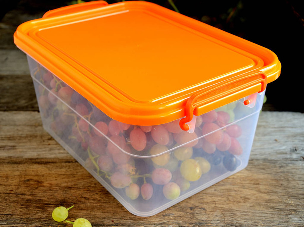 racimos de uvas plegadas en una caja de plástico
. - Foto, Imagen