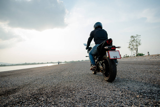 Motocicleta Rider na estrada equitação. se divertindo dirigindo o vazio - Foto, Imagem