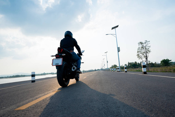 Motocicleta Rider na estrada equitação. se divertindo dirigindo o vazio - Foto, Imagem