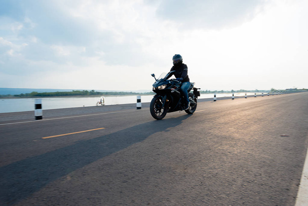 Motocicletta Rider sulla strada. divertendosi a guidare il vuoto - Foto, immagini