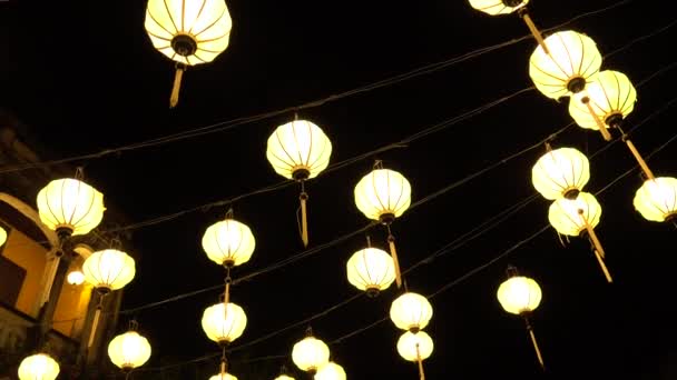 Крупним планом: традиційні ліхтарі ручної роботи освітлюють Старий ринок у В'єтнамі. Красиві декоративні лампи освітлено на повному святкуванні місяця. Дивовижні світлі ліхтарі світяться в темній ночі. - Кадри, відео