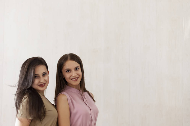 2人の若い中東の女の子一緒に立っている2人の陽気な若い女性の肖像画。姉妹のポーズ. - 写真・画像