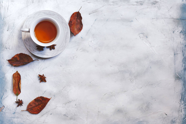 Una taza de té caliente con hojas de otoño y espacio para copiar
 - Foto, imagen