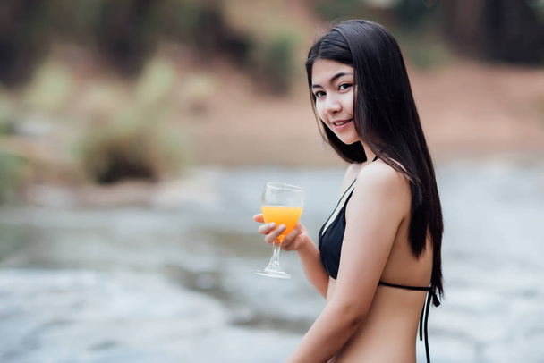 Güzel genç kadın açık içme kokteyl ve w oturan - Fotoğraf, Görsel