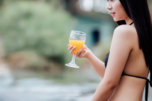 Beautiful young woman sitting in outdoor drinking cocktail and w - Foto, Imagem