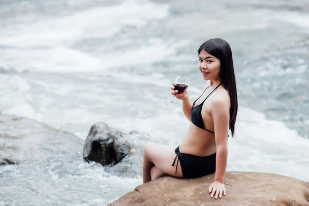 Hermosa joven sentada en el cóctel de beber al aire libre y w
 - Foto, Imagen