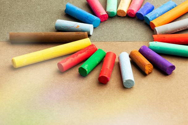 Sol hecho de lápices de colores para dibujar. Tonificado
 - Foto, imagen