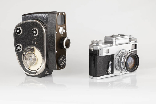 Stará, fotografická a videokamera na bílém pozadí - Fotografie, Obrázek