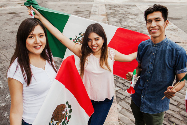 Mexicanos torcendo com bandeira do México, Viva o México no dia da independência do México
 - Foto, Imagem
