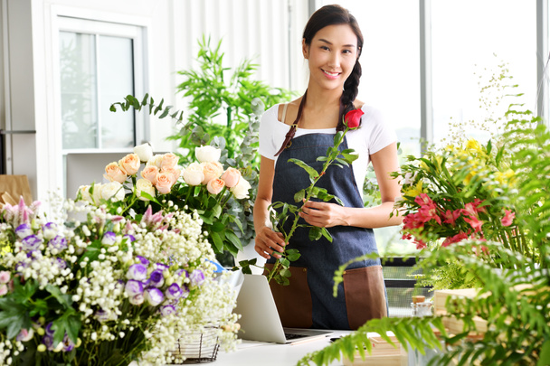 Молодий Азіатська жінка підприємець/власник магазину/флорист малого бізнесу магазин квітів - Фото, зображення