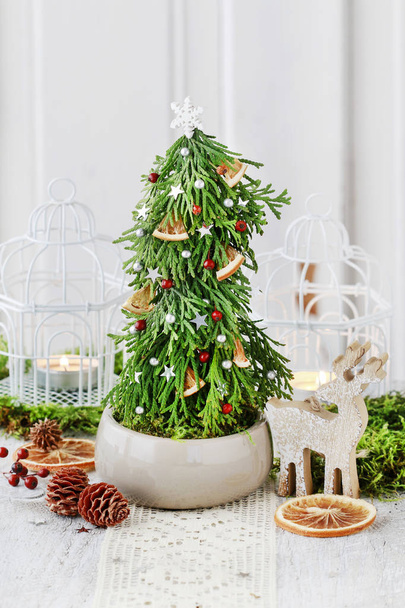 Hoe maak je mooie kerst decoratie in Fir vorm met behulp van th - Foto, afbeelding