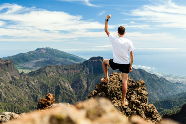 Trail juoksija menestys, mies käynnissä vuorilla
 - Valokuva, kuva
