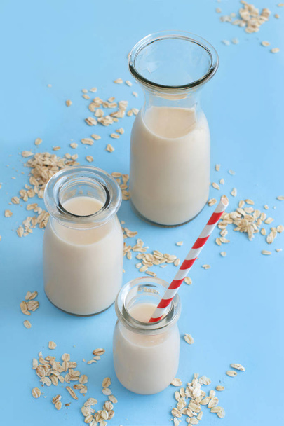 Vegan oat milk, non dairy alternative milk - Foto, afbeelding