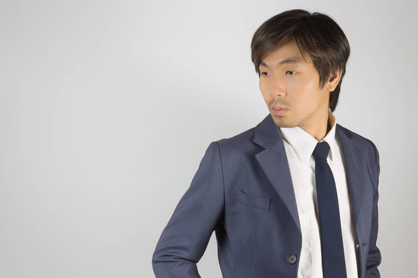 Молодой азиатский портретист-бизнесмен в синем костюме
 - Фото, изображение