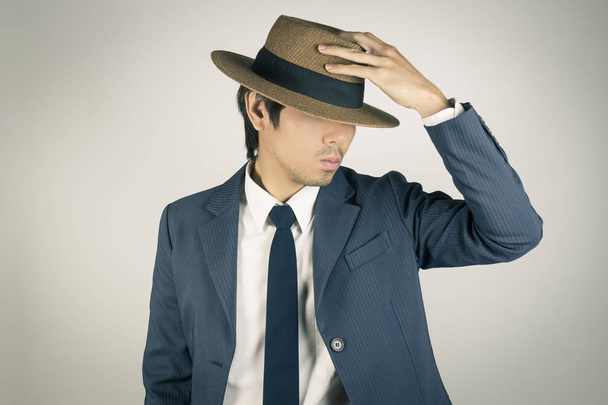 Молодий азіатський портрет бізнесмен Touch Hat і дивіться нижче в Він
 - Фото, зображення