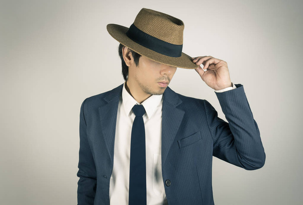 Jonge Aziatische portret zakenman Touch Hat rand en kijk onder ik - Foto, afbeelding