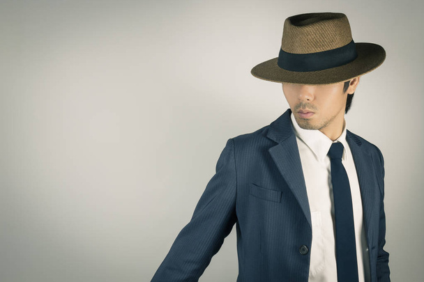 junge asiatische Porträt Geschäftsmann tragen Hut und schauen unten rechts - Foto, Bild