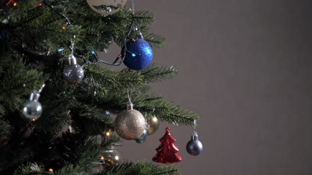 Μπλε Χριστούγεννα διακοσμητική μπάλα σε τεχνητό κλαδί δέντρου - Πλάνα, βίντεο