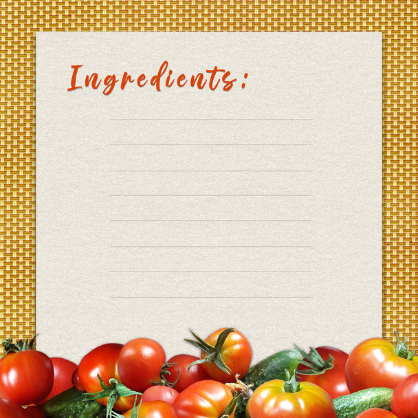 Opuscolo per scrivere una ricetta con un bordo di pomodori freschi e cetrioli
. - Foto, immagini